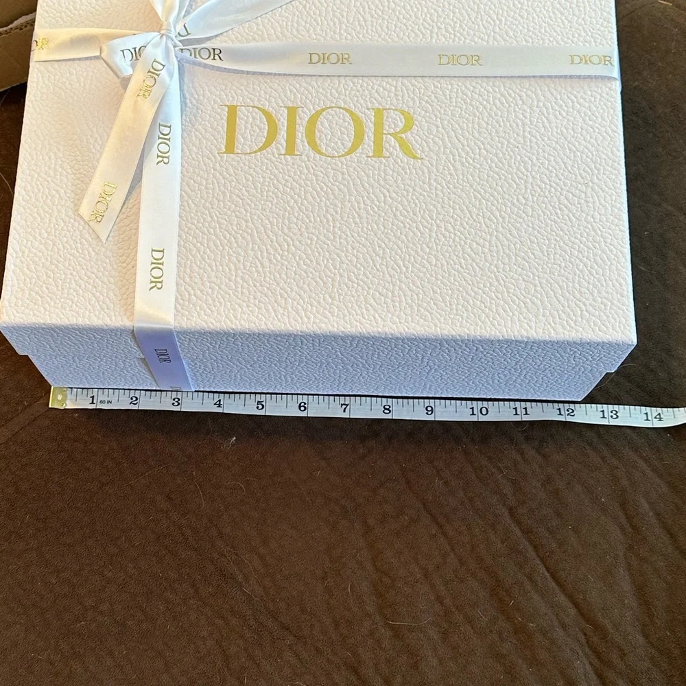 White pebble Dior Box with Ribbon - Picture 6 of 6